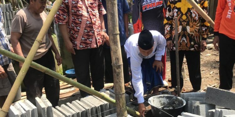 Duafa di Jember mendapat santunan bedah rumah yang digagas DPD LDII Jember. Foto: Kiriman Daerah.