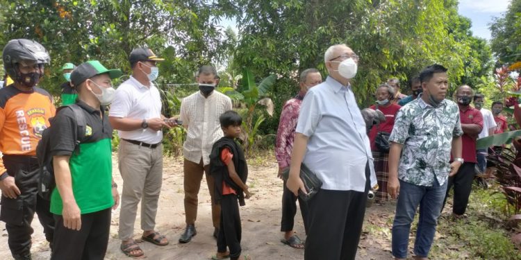 Ketum DPP LDII Chriswanto Santoso meninjau banjir yang menimpa Kalimantan Tengah beberapa waktu lalu. Foto: Kiriman Daerah.