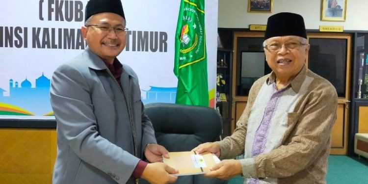Ketua DPW LDII Prof. Candra memberikan cinderamata pada H. Asmuni Alie Ketua FKUB Kaltim, Senin (1/11) lalu. Foto: Kiriman Daerah.