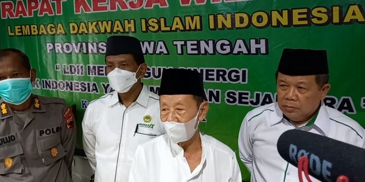 Ketua MUI Jateng didampingi Ketua DPW LDII Jateng dan  Kabid polmas Polda Jateng AKBP H Maulud SAg di sela Rakerwil LDII Jateng di GNBS Banrngsong Kendal Jawa Tengah, Minggu (19/12/2021).