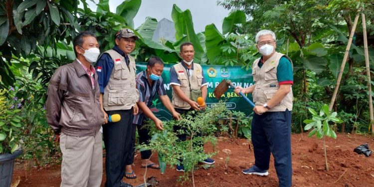 LDII Kota Bekasi Lakukan Gerakan Tanam Pohon, Sambut Bulan Menanam Pohon. Foto: Kiriman Daerah.