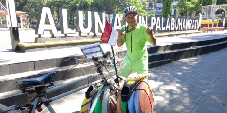Warga LDII Karawang, Agus Widodo saat singgah di Pelabuhan Ratu. Foto: LINES.