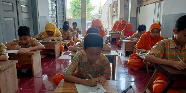 Ketua DPD LDII Batang, Munaryo bekerja sama dengan wali siswa dan disetujui oleh guru kelas memiliki ide, agar pembelajaran dilaksanakan di serambi masjid LDII. Foto: Kontributor LINES.
