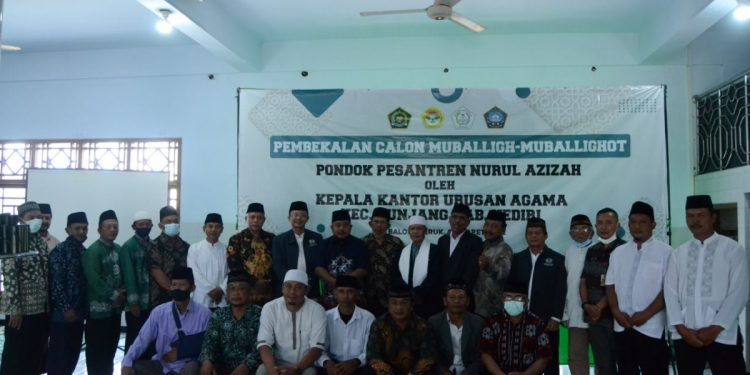 Ponpes Nurul Azizah menggandeng Kantor Urusan Agama (KUA) Kecamatan Kunjang, melakukan pembekalan untuk 170 santriwan dan 130 santriwati pada Sabtu (24/3) lalu. Foto: Kontributor LINES.