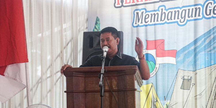 Anggota Komisi IV DPR RI Sunarna menjadi pembicara kunci dalam Perkemahan Akhir Tahun Ajaran Cinta Alam Indonesia (Permata CAI) yang dilaksanakan oleh DPD LDII Kabupaten Cilacap, pada Jumat (15/7). Foto: LINES.