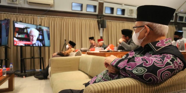 Guru Besar STF Driyarkara Romo Franz Magnis Suseno menjadi salah satu pembicara di Webinar Kebangsaan DPP LDII. Foto: LINES.