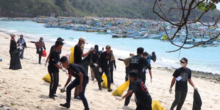 Pemuda LDII Jember menggelar aksi bersih-bersih pesisir pantai pada peringatan World Cleanup Day 2022. Foto: LINES.