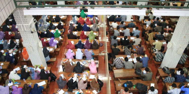 Para santri LDII di Ponpes Wali Barokah sedang mengikuti pelajaran tafsir Alquran. Saat mereka lulus dan menjadi juru dakwah, mereka diharapkan dapat memanfaatkan media sosial untuk membangun karakter bangsa, agar berjiwa pancasilais. Foto: LINES.