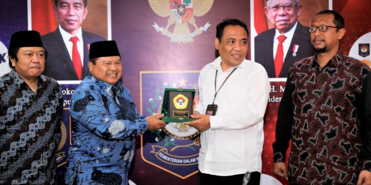 Silaturrahim DPP LDII dengan Dirjen Polpum Kemendagri, Jakarta, Rabu (9/11). Foto: LINES.