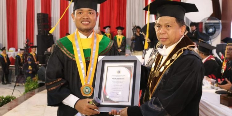 Memanfaatkan Azolla Microphylla untuk ternak, mengantarkan Ketua DPD LDII Tala, Anton Kuswoyo meraih Magister Peternakan. Foto: LINES.