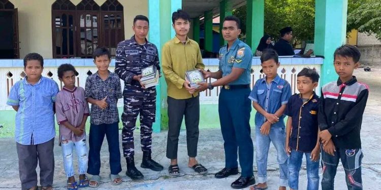 Ketua DPD LDII Kaimana, Sunarto Suratman mengatakan pemberian tali asih ini bermanfaat bagi para murid TPQ Al-Manshurin. Foto: LINES.