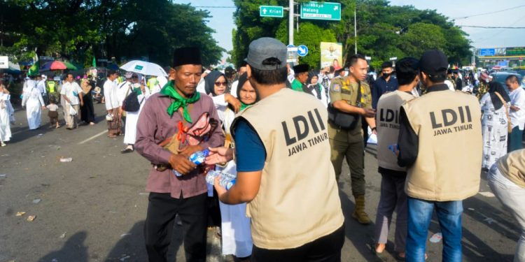 Ormas-ormas Islam salah satunya LDII membantu suksesnya acara Harlah 1 Abad Nahdlatul Ulama, Stadion Delta Sidoarjo, Jawa Timur. Foto: LINES.