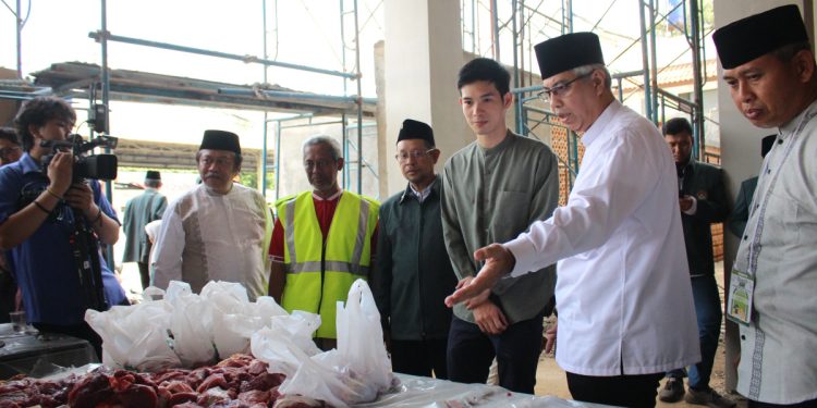 Konselor Kedutaan Besar Singapura di Jakarta Aaron Chee meninjau acara penyembelihan hewan kurban di Baitul Fatah, Cilandak. Foto: LINES.