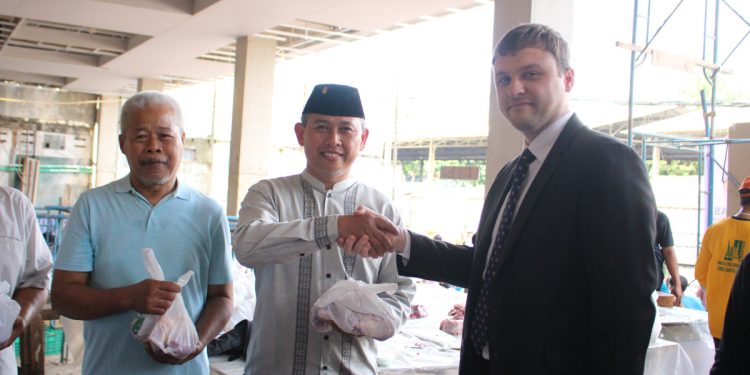 Sekretaris III Kedutaan Besar Federasi Rusia, Kazakov Artur melakukan kunjungan meninjau secara langsung proses penyembelihan hewan kurban. Foto: LINES.