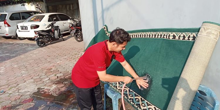 Sebagai upaya meningkatkan rasa nasionalisme dan semangat gotong-royong di kalangan generasi muda dan warga, DPD LDII Kota Depok menggelar kerja bakti massal. Foto: LINES.