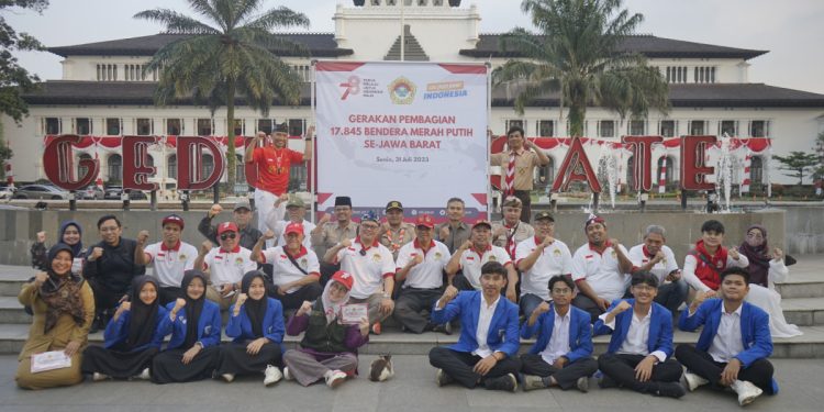 Lembaga Dakwah Islam Indonesia Provinsi Jawa Barat menggelar gerakan pembagian 17.845 bendera merah putih kepada masyarakat. Foto: LINES.