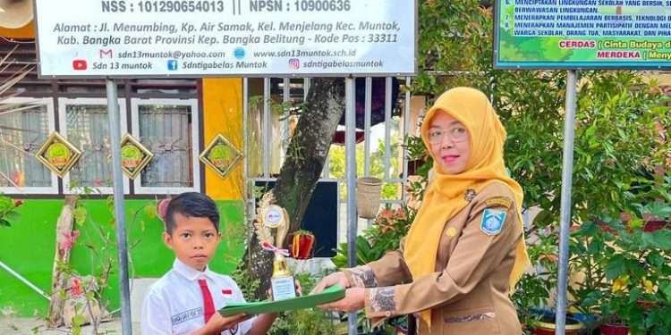 Remaja Masjid PC LDII Mentok, M Royan Firdaus berhasil meraih juara satu lomba hafiz Alquran putra juz 30 tingkat SD pada “Gebyar Muharram 1445 Hijriah”. Foto: LINES.