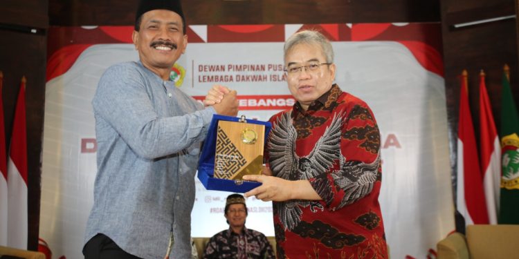 Prof Singgih Tri Sulistiyono berfoto bersama akademisi AIPI Prof Yudi Latif saat seminar kebangsaan di DPP LDII, Jakarta. Foto: LINES.