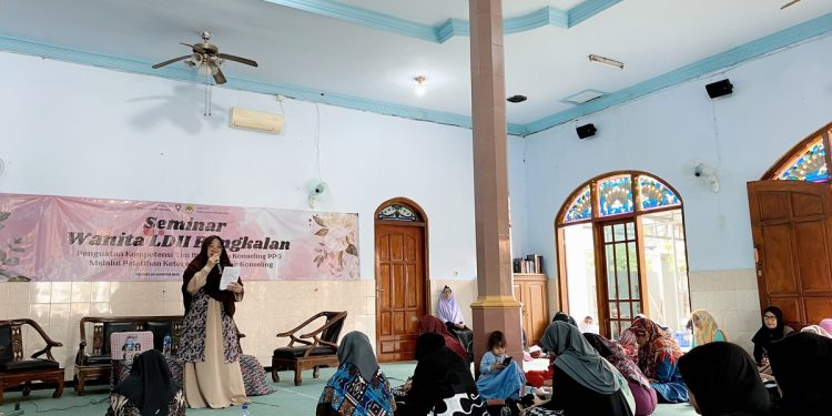 DPD LDII Bangkalan menyelenggarakan sebuah acara yang bernama "Seminar Wanita LDII". Acara ini berlangsung di Masjid Sabilul Muttaqin, Junok, Bangkalan, Jawa Timur. Foto: LINES.