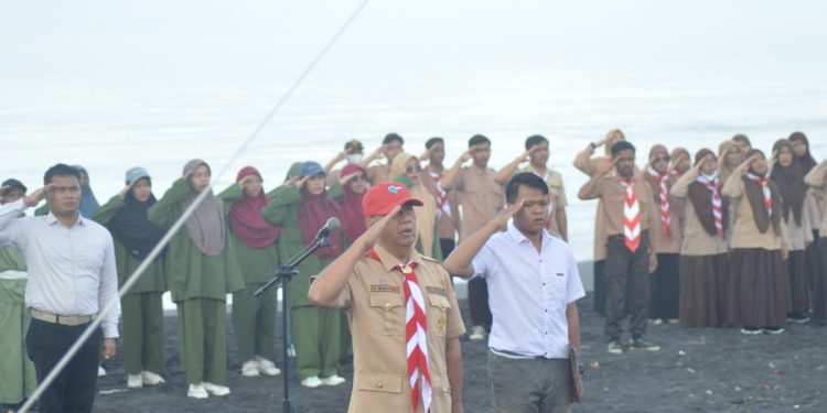 LDII Jember menggelar upacara bendera memperingati HUT RI ke-78 di Pantai Paseban, Jember. Foto: LINES.