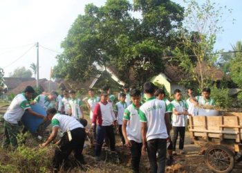 Warga LDII Way Kanan Sambut HUT RI dengan Bersih-bersih Pondok Pesantren
