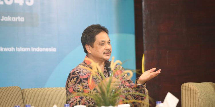 Kepala Pusat Riset Bahan Baku Obat dan obat tradisional dari Badan Riset dan Inovasi Nasional (BRIN), Agung Eru Wibowo memaparkan pentingnya sumber daya genetik tanaman herbal untuk kesehatan masyarakat. Foto: LINES.