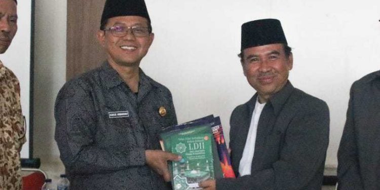 Pengurus DPD LDII Kabupaten Bandung beraudiensi dengan Kepala Kantor Kementerian Agama (Kemenag) Kabupaten Bandung, Cecep Hidayat, pada hari Rabu (18/10). Foto: LINES.