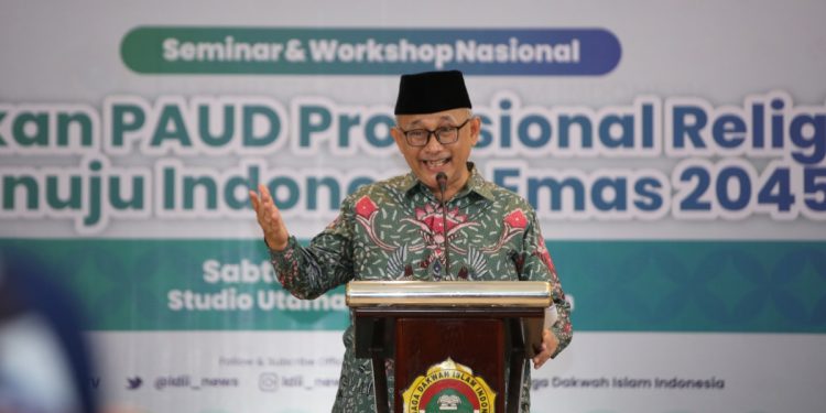 Ketum DPP LDII KH Chriswanto Santoso saat membuka “Seminar dan Workshop Nasional DPP LDII”, bertema “Gerakan PAUD Profesional Religius Menuju Indonesia Emas 2045”. Acara itu dihelat secara hybrid, dengan studio utama di Kantor DPP LDII. Foto: LINES.