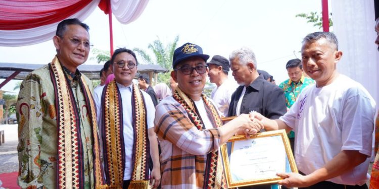 DPD LDII Kabupaten Pringsewu menerima penghargaan “Organisasi Keagamaan Pendukung Percepatan Sertifikasi Halal”, dari Badan Penyelenggara Jaminan Produk Halal (BPJPH) Kementerian Agama. Foto: LINES.