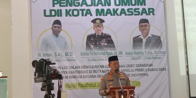 Kapolrestabes Makassar Kombes Pol. Mokhamad Ngajib dan Kepala Kantor Kementerian Agama Kota Makassar Irman menghadiri pengajian umum bersama yang digelar DPD LDII Kota Makassar. Foto: LINES.