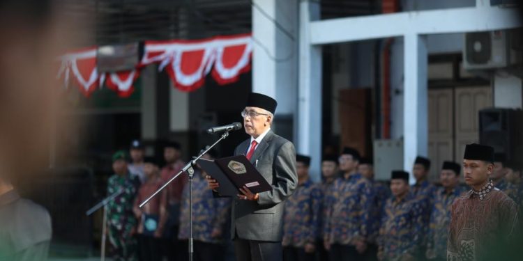 Pondok Pesantren Al Ubaidah Kertosono dan SMK Budi Utomo, Nganjuk, Jawa Timur, melaksanakan upacara peringatan Hari Kesaktian Pancasila, pada Minggu (1/10). Pengasuh Ponpes Al Ubaidah, Habib Ubaidillah Alhasany bertindak sebagai inspektur upacara. Foto: LINES