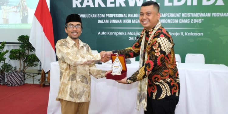 Kepala Bidang Poitik Dalam Negeri (Poldagri) dan Ormas Badan Kesatuan Bangsa dan Politik (Kesbangpol) Daerah Istimewa Yogyakarta Hajar Sutadi memaparkan tantangan yang akan dihadapi jelang Pemilu 2024. Foto: LINES.