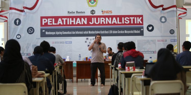 Pemred Radar Banten Aas Ahmad Arbi Syahrostani mengatakan, sebuah organisasi seperti LDII penting untuk mempunyai tim media yang mengelola informasi. Foto: LINES.