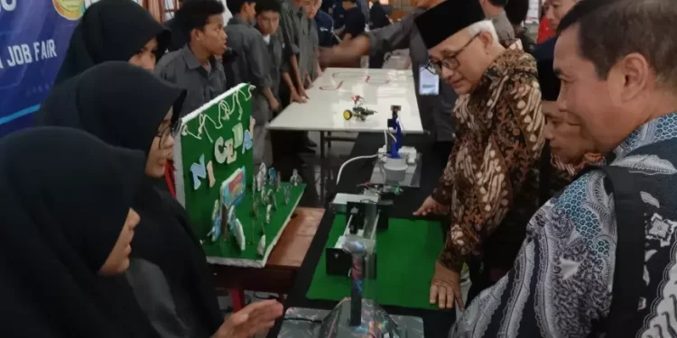 Ketua Umum DPP LDII, KH Chriswanto Santoso mengapresiasi “Gelar Karya Siswa, Expo Campus, dan Job Fair Mini”. Foto: LINES.