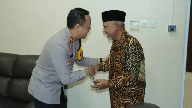 Kapolres Gresik AKBP Aditya Panji Anom bersilaturahim dengan Ketua DPD LDII Gresik, H. Abdul Muiz Zuhri, pada Senin (15/1). Foto: LINES.