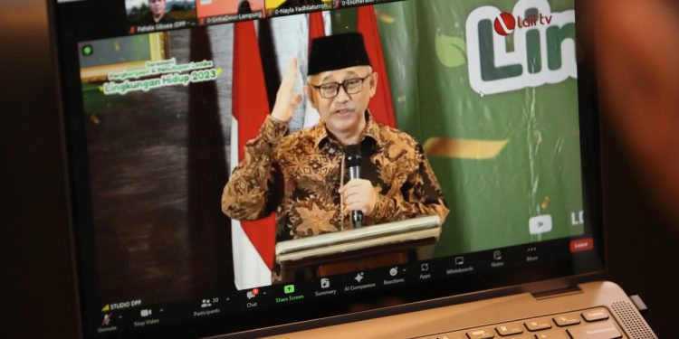 Ketua Umum DPP LDII KH Chriswanto Santoso membuka seremoni penghargaan lomba Lingkungan Hidup. Foto: LINES.