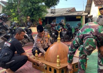 Polsek Gunung Anyar dan Koramil Rungkut Gandeng Warga LDII Bersihkan Rumah Ibadah