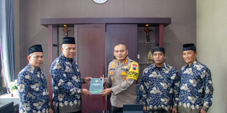 Pengurus DPD LDII Magelang, bersilaturahim dengan Kapolresta Magelang Kombes Pol Mustofa, di Kantor Kepolisian Resort (Polresta) Magelang. Foto: LINES.