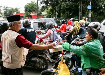 DPD LDII Kota Bekasi Berbagi Takjil Bertema Jumat Barokah
