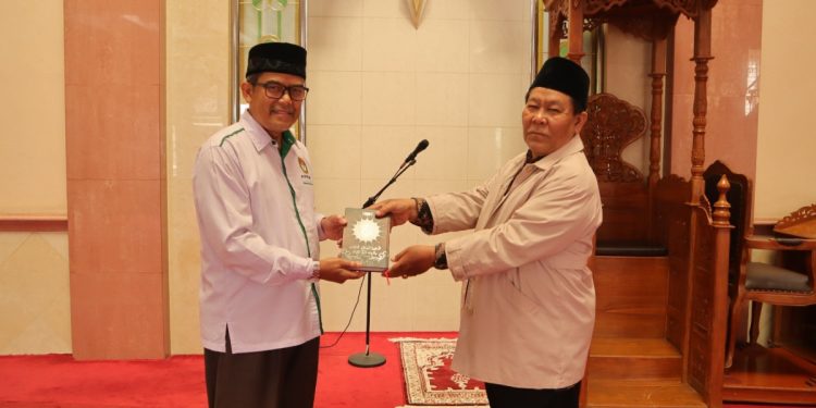 DPD LDII Kota Bandung melalui Bagian Pendidikan Keagamaan dan Dakwah (PKD) menyumbangkan sejumlah mushaf Al Quran kepada Majelis Ulama Indonesia (MUI) Kecamatan Sukajadi. Foto: LINES.