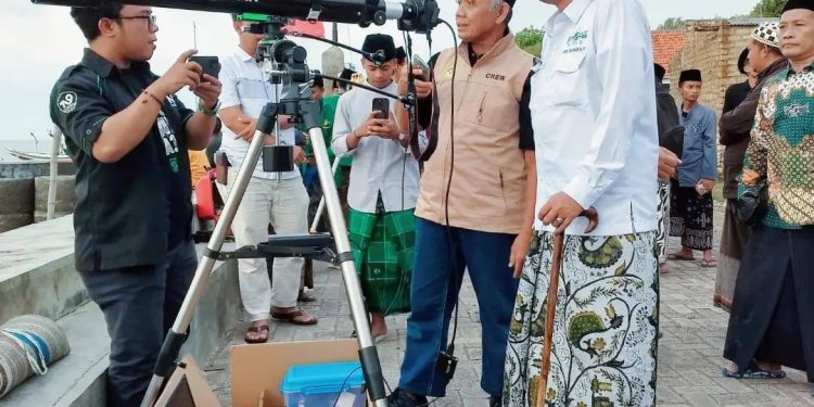 Tim Rukyatul Hilal LDII Bangkalan bergabung dengan Kantor Kemenag Bangkalan memantau hilal di Pantai Gebang, Bangkalan, Jawa Timur pada Minggu (10/3). Foto: LINES.