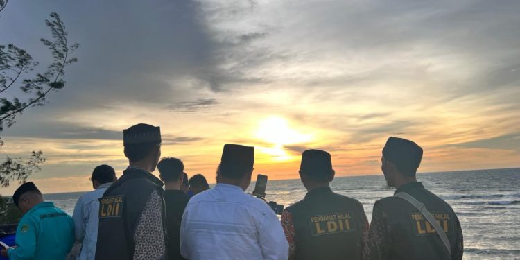 Tim Rukyatul Hilal DPW LDII Bengkulu ikut andil dalam kegiatan rukyatul hilal di Mess Pemda Provinsi Bengkulu, di Pantai Panjang. Foto: LINES.