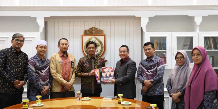 Sekretaris Daerah (Sekda) Kota Makassar Firman Hamid Pagarra, menerima audiensi Ketua DPD LDII Kota Makassar, Asdar Mattiro.