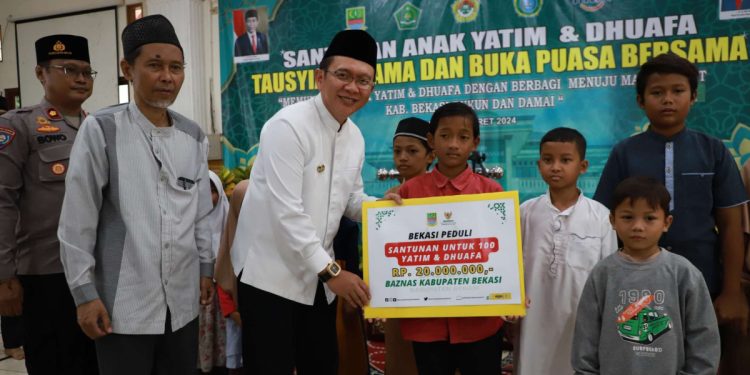 Penjabat (Pj) Bupati Bekasi Dani Ramdan menghadiri acara santunan anak yatim dan dhuafa yang digelar Baznas dan DPD LDII Kabupaten Bekasi. Foto: LINES.