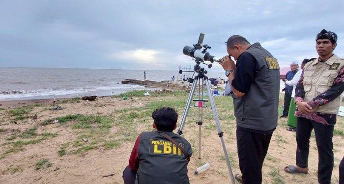 Seperti di daerah lain, pada Minggu (10/3) petang, DPD LDII Tanah Laut (Tala), Kalimantan Selatan turut memantau hilal. Foto: LINES.