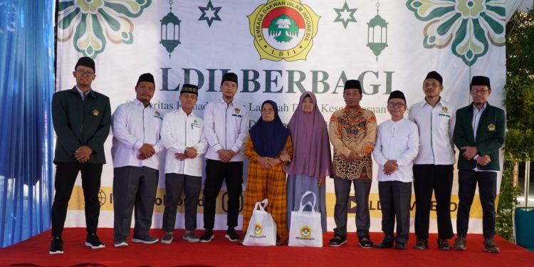 Camat Cilodong Zainal Arifin mengapresiasi DPD LDII Kota Depok dalam kegiatan LDII berbagi paket sembako.  Foto: LINES.