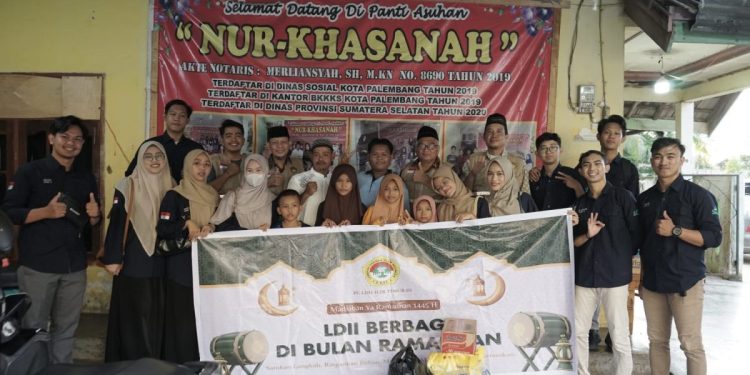 PC LDII Ilir Timur Tiga menggelar pembagian paket sembako ke beberapa panti asuhan serta menyediakan 100 nasi kotak bagi masyarakat. Foto: LINES.