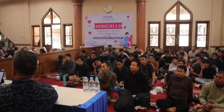 Pengurus DPD LDII Kota Bandung melalui Bagian Pendidikan Umum dan Pelatihan atau (PUP) menggelar pengajian khusus bagi pasangan suami istri. Foto: LINES.