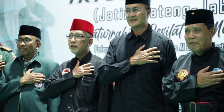 Pengasuh Ponpes Al Ubaidah Kertosono berjejer dengan Pengurus Besar Persinas ASAD dan Ketua IPSI Jawa Timur pada momen Silaturrahim Pesilat (12/5). Foto: LINES.