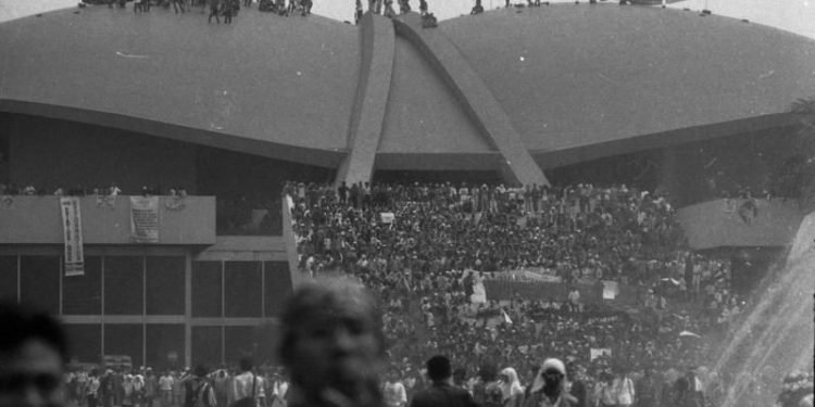Para mahasiswa menduduki Gedung DPR untuk menuntut Presiden Soeharto mundur dari jabatannya pada 18 Mei 1998. Foto: Erik Prasetya untuk BBC Indonesia.